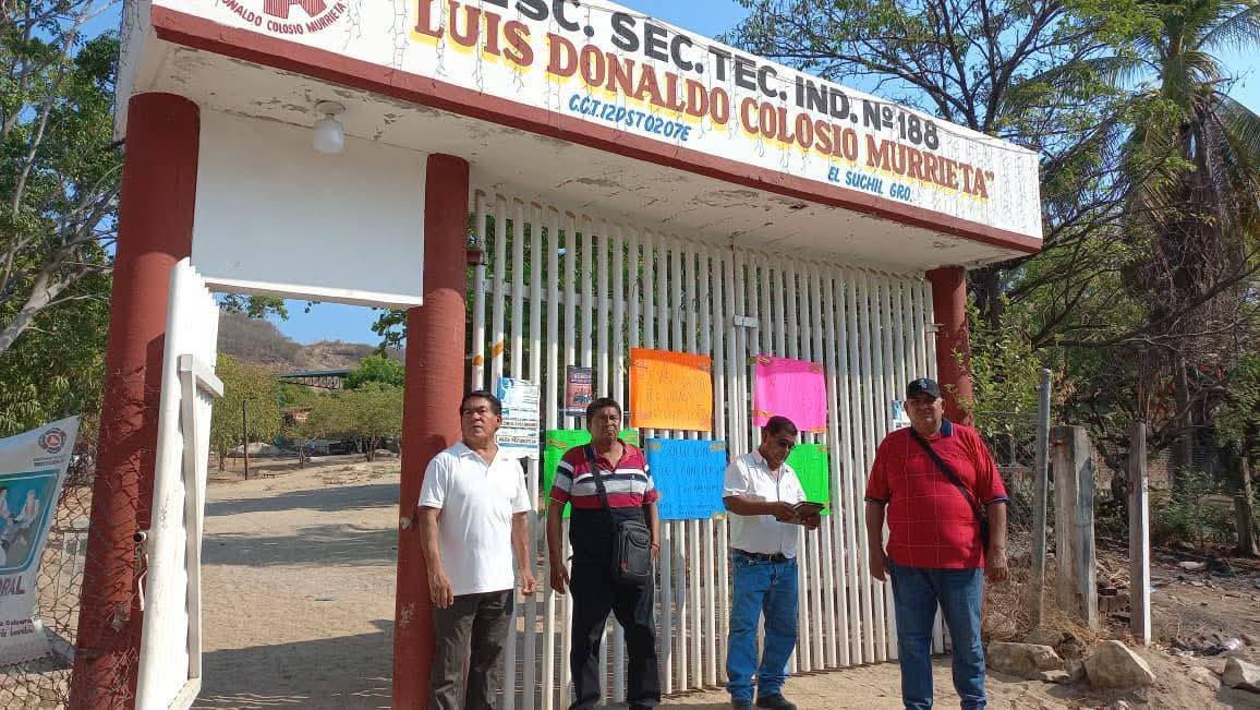 Padres de familia protestan en secundaria de El Súchil por presuntas irregularidades de docentes