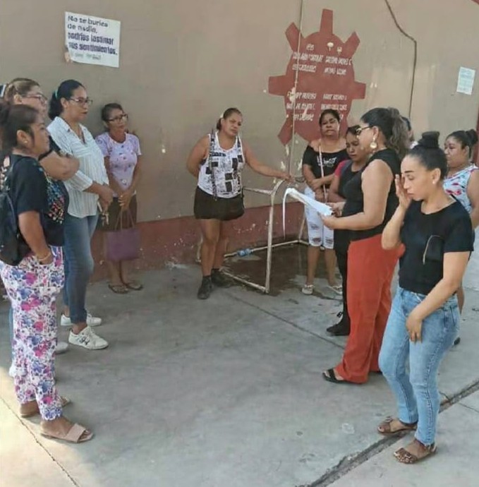 Madres de familia respaldan a docentes de secundaria en Tecpan y piden renovar comité escolar