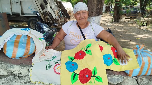 Artesana de Atoyac lucha por sostener a su familia con venta de tejidos