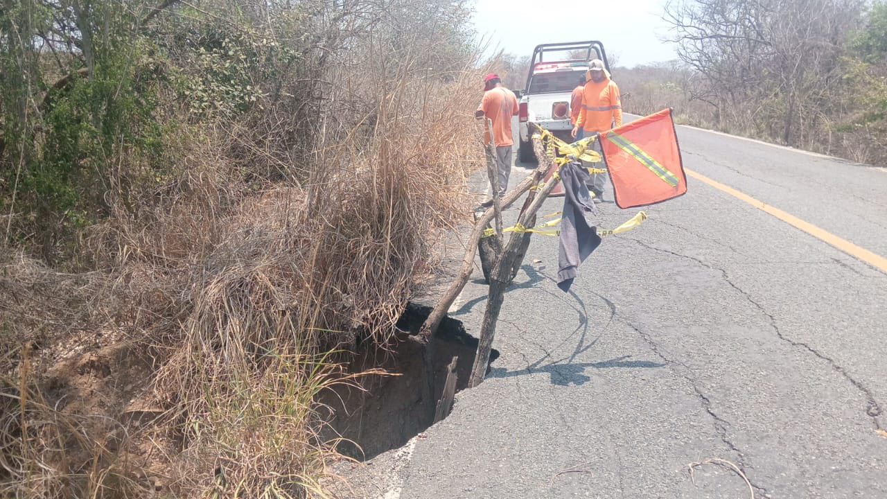 Alertan por formación de socavón en la Acapulco–Zihuatanejo, a la altura de Coyuquilla