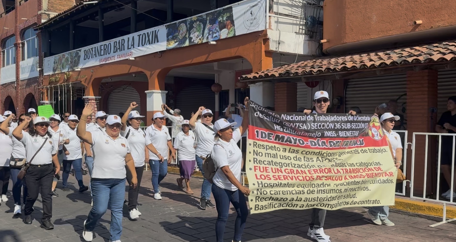 Reclamos del sector salud en desfile del Día del Trabajo en Zihuatanejo