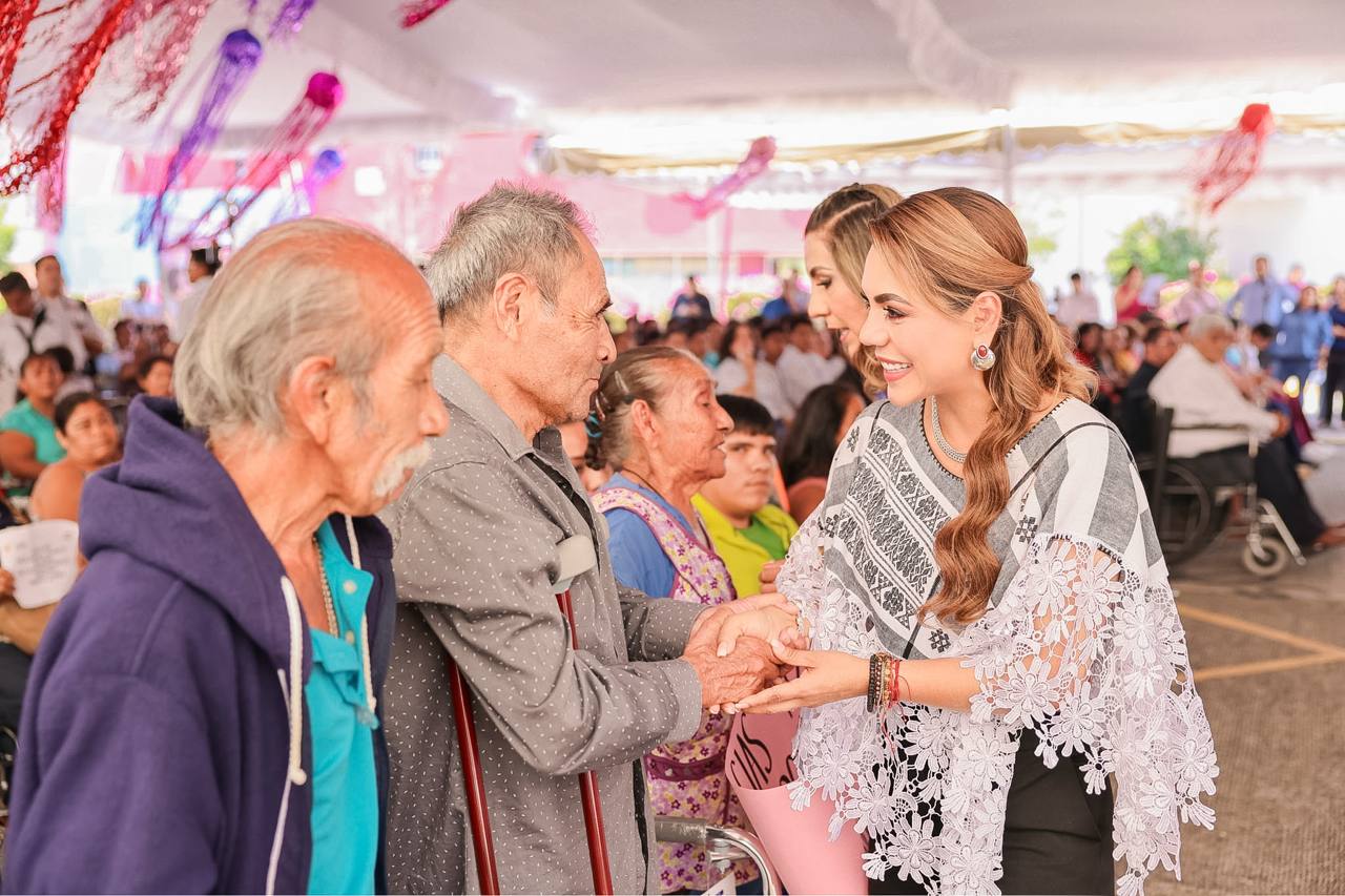 Evelyn Salgado realiza la entrega mensual de aparatos funcionales del Programa Transformando Vidas en el CRIG