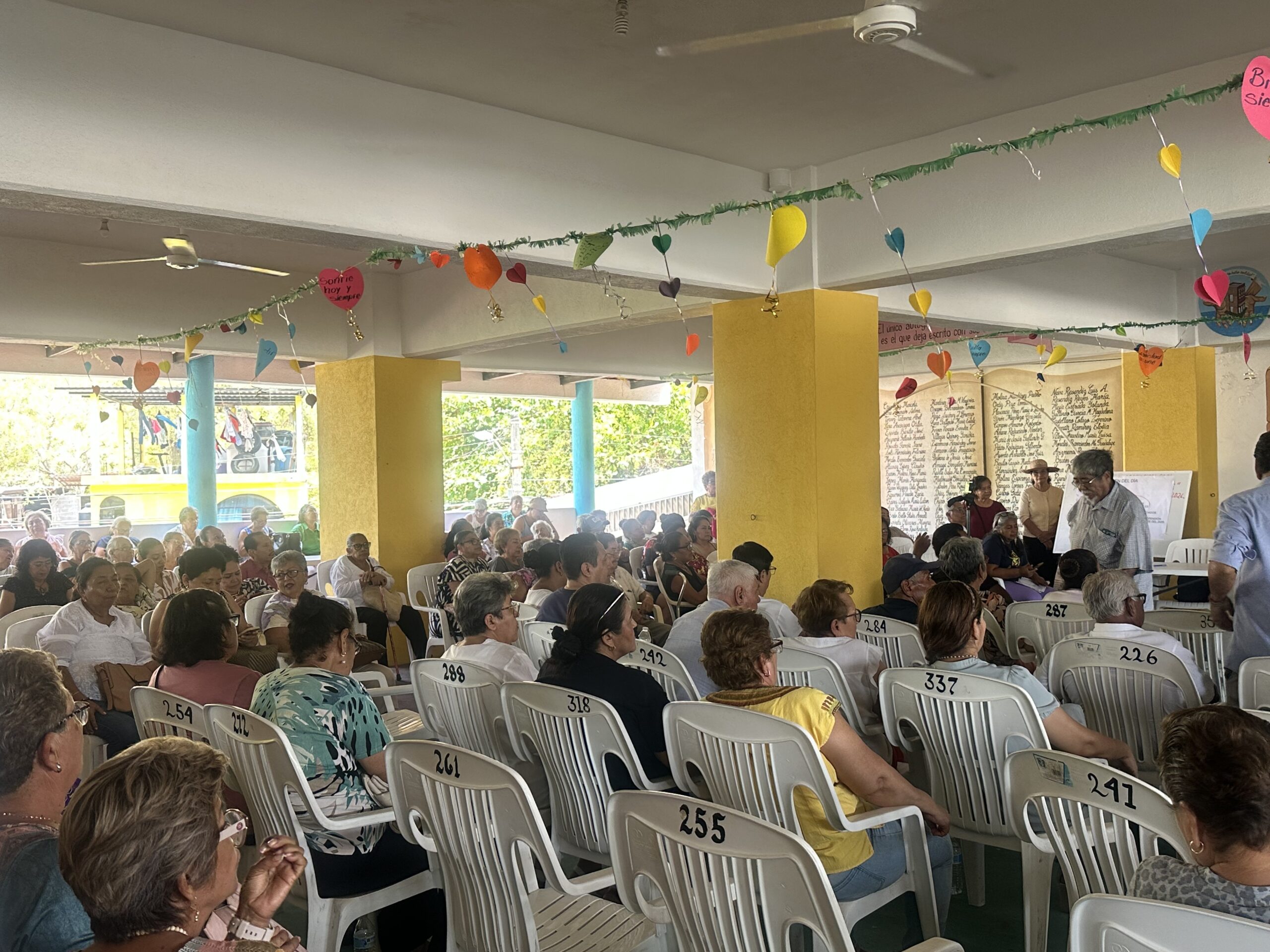 Revierten asamblea de pensionados en Zihuatanejo; socios destituyen a la mesa directiva tras abandono de sesión