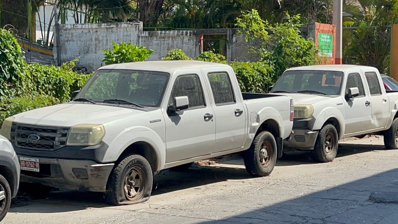 Vehículos chatarra de Becas del Bienestar abandonados en la colonia Emiliano Zapata