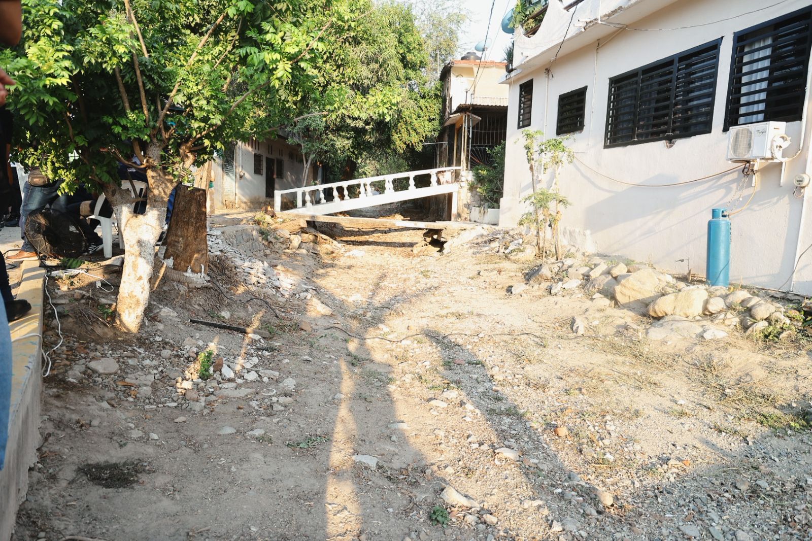 Lizette Tapia Castro da banderazo de arranque a la construcción de calle en Agua de Correa