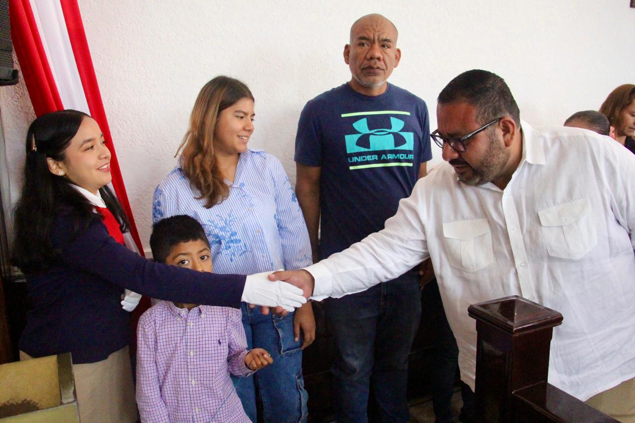 Asiste Francisco Rodríguez Cisneros a misa tradicional en honor a la Santa Cruz en Chilpancingo
