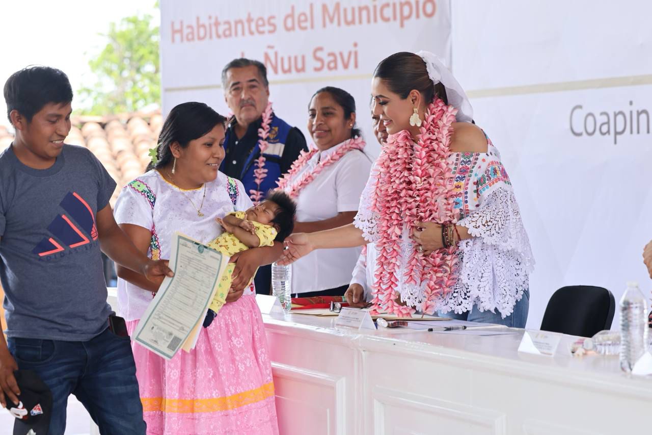 Evelyn Salgado reafirma compromiso con pueblos originarios; lleva obras y servicios a Ñuu Savi