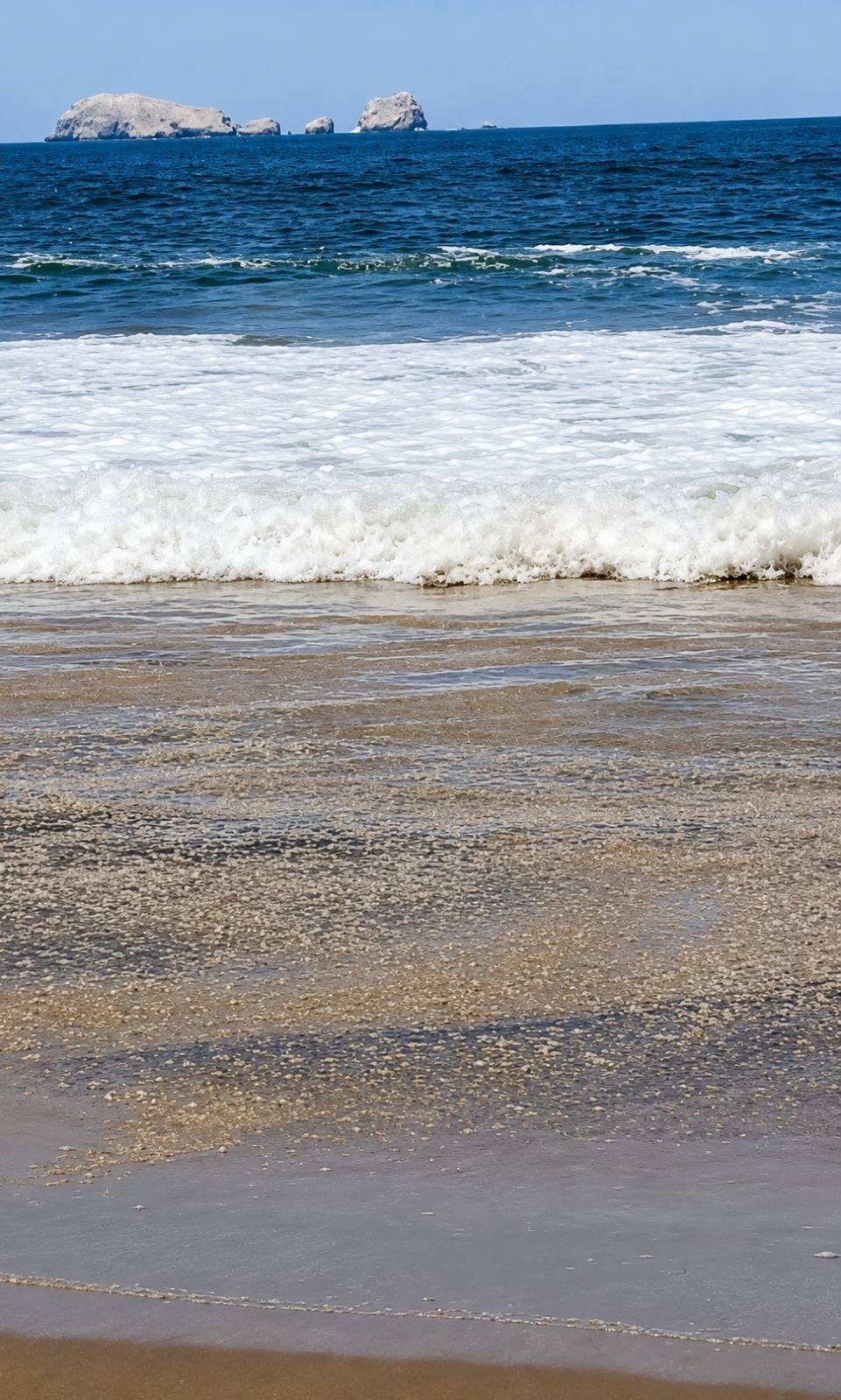 Mancha verde en espuma del mar alarma a turistas en Playa Blanca