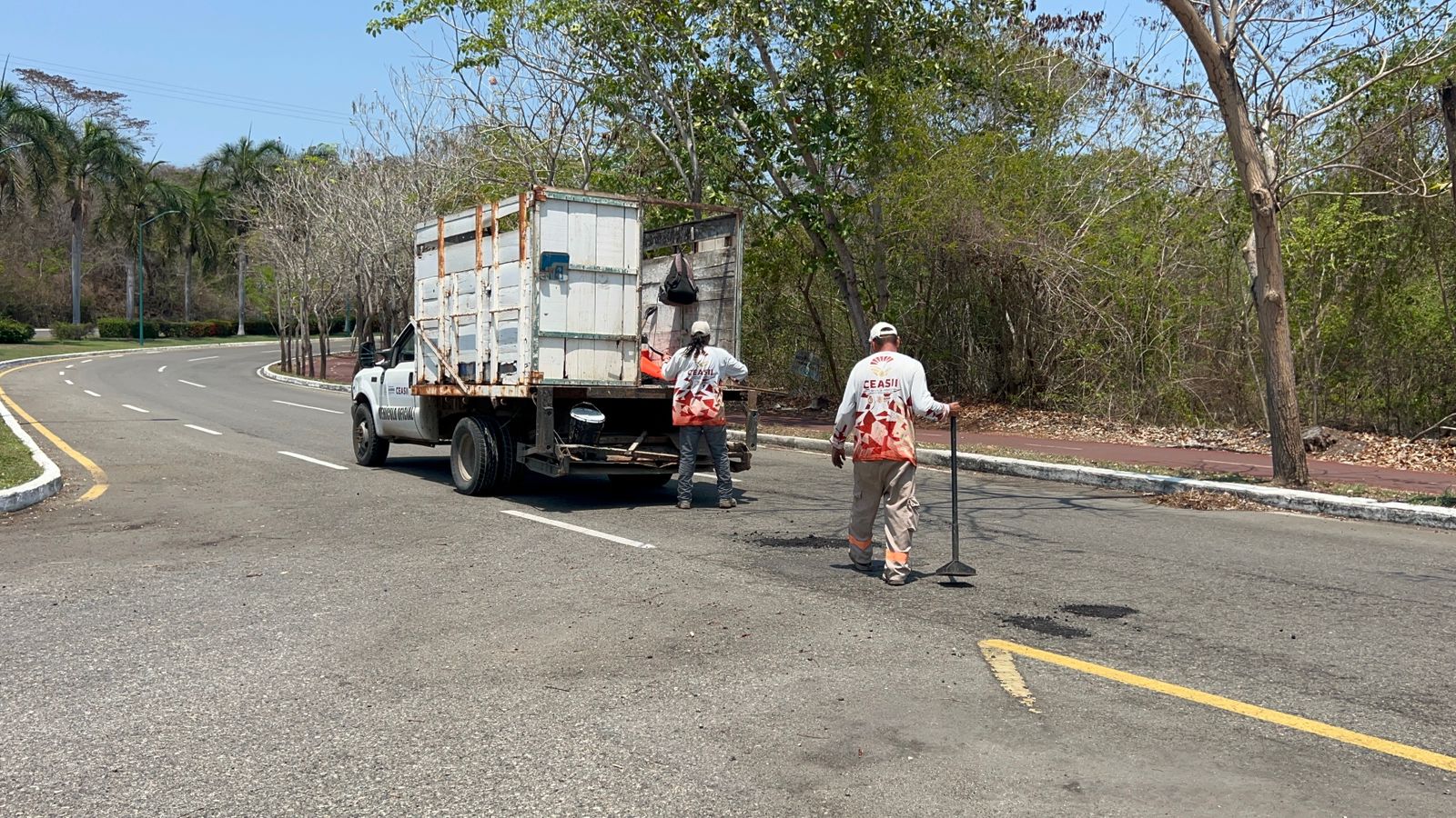 De improviso, CEASII reparó baches a unas horas del Triatlón Ixtapa 2026