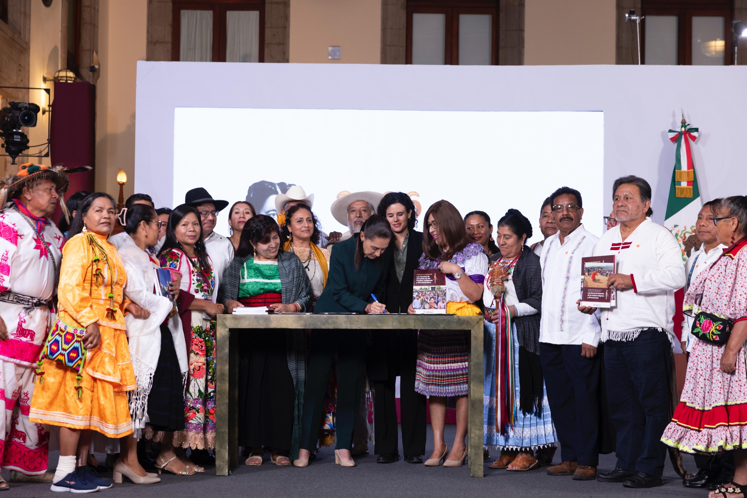 Primera vez en la historia hay un reconocimiento pleno de sus derechos: presidenta Claudia Sheinbaum firma convocatoria para consulta de iniciativa de Ley General de Derechos de los Pueblos Indígenas y Afromexicanos