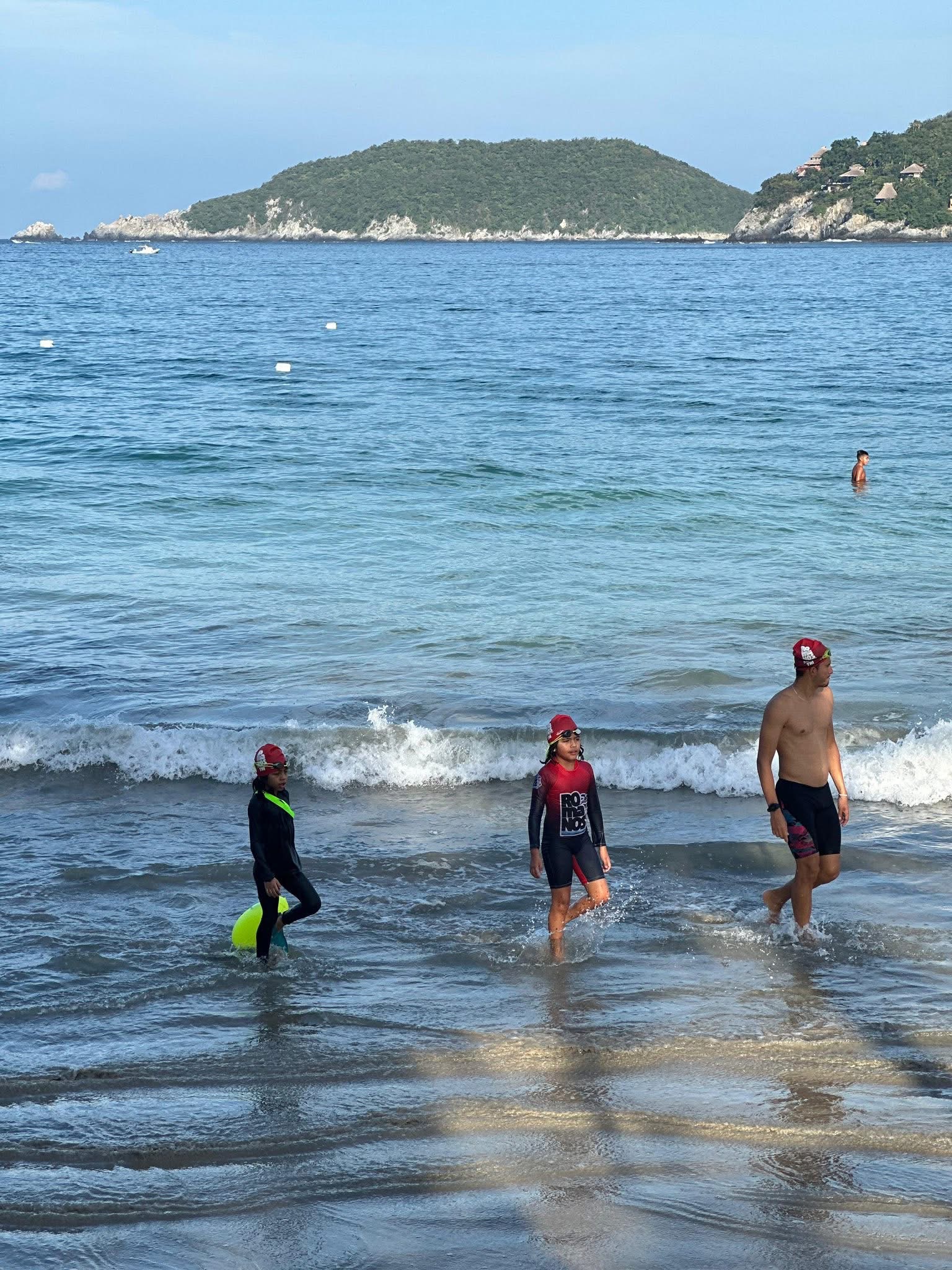 La natación en aguas abiertas gana adeptos en las playas de Zihuatanejo