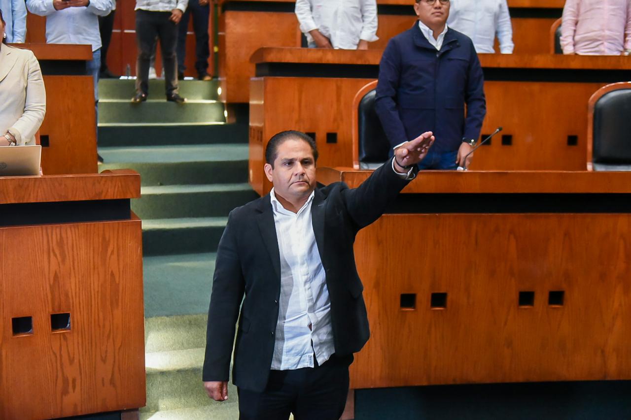 Rinde protesta ante el pleno Joaquín Badillo como presidente de la Jucopo