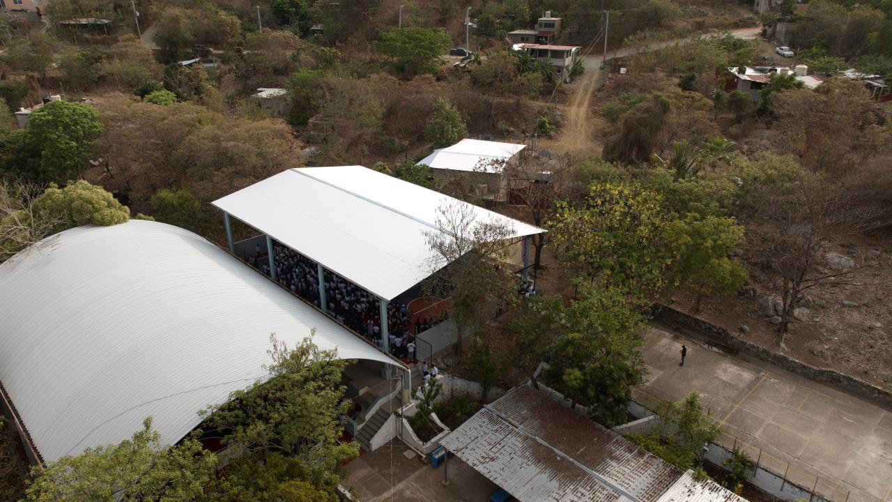 Presidenta Lizette Tapia Castro entrega espacio deportivo a la Escuela Secundaria Técnica 186