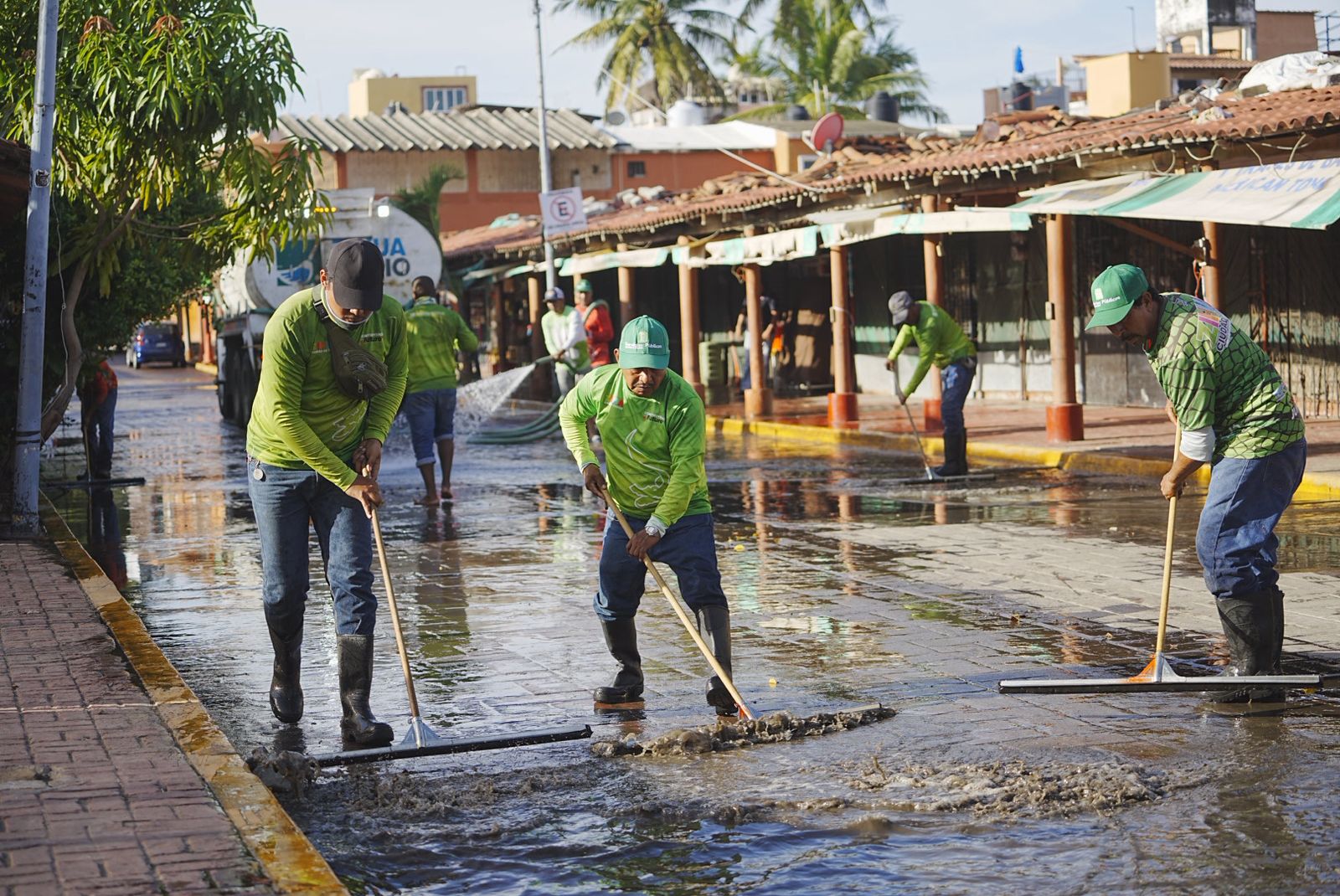 Servicios Públicos realiza lavado de calles para retirar remanentes dejados por las lluvias