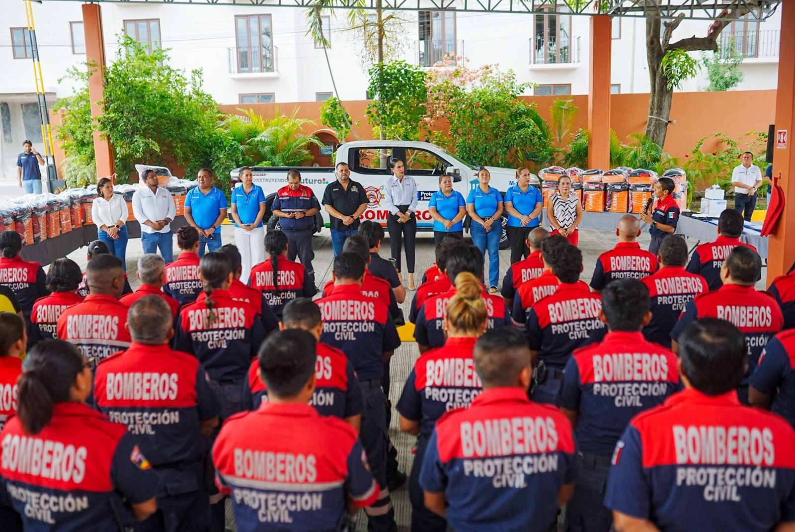 Lizette Tapia Castro entrega vehículo y uniformes a la Dirección de Protección Civil y Bomberos de Zihuatanejo