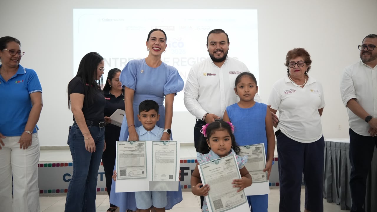 Gobiernos de Guerrero y de Zihuatanejo entregan registros de doble nacionalidad a niñas y niños nacidos en el extranjero
