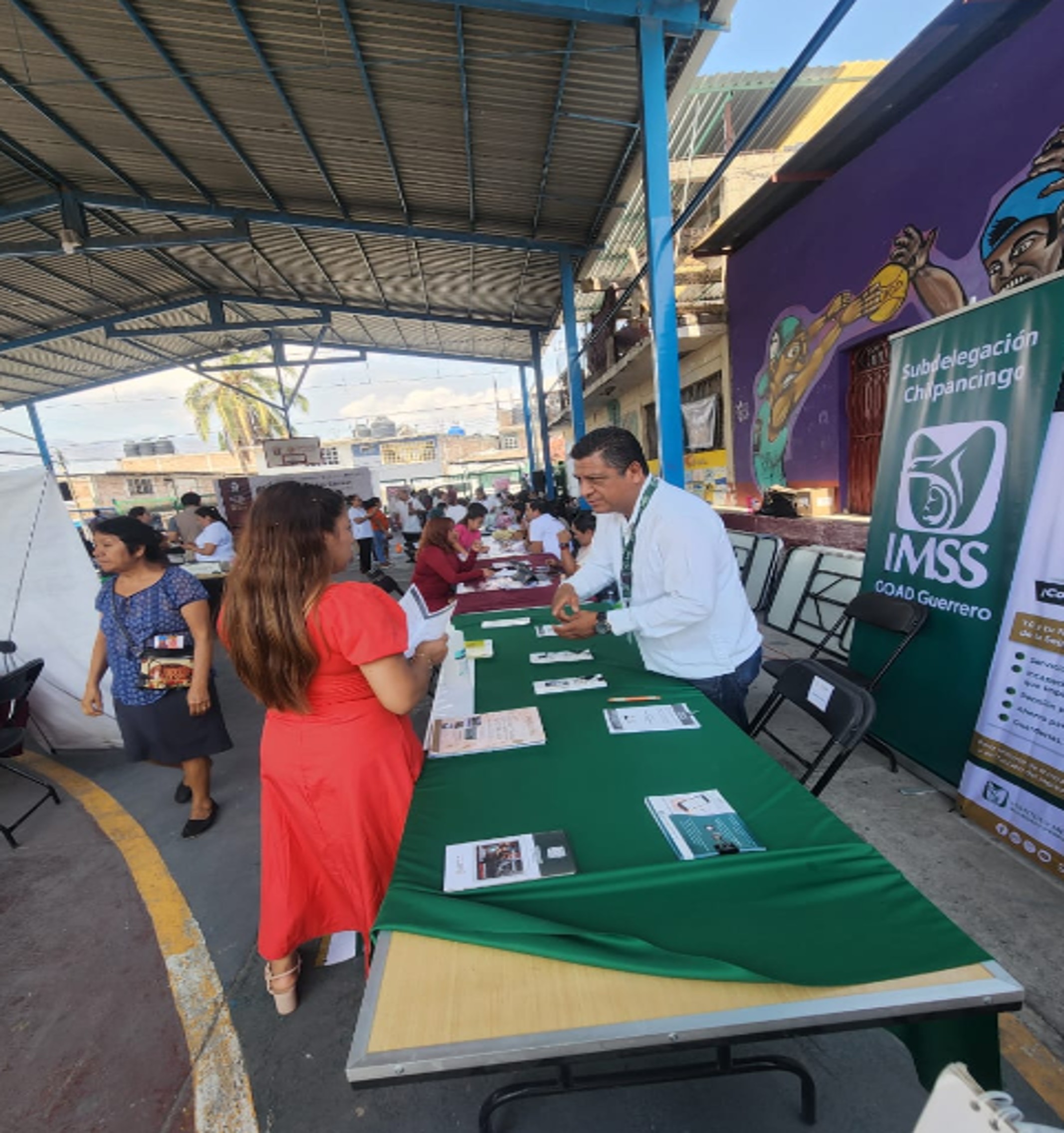 Acerca IMSS Guerrero servicios de salud y orientación en Feria por la Paz en Chilpancingo