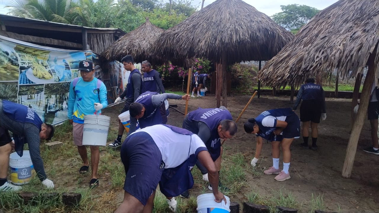 Marina participa en la Campaña “Limpieza de Playa #70” en Zihuatanejo de Azueta, Guerrero
