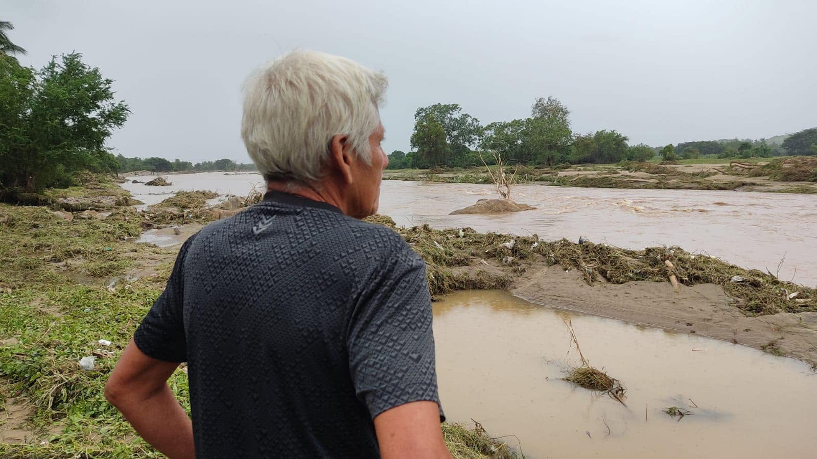 Arturo Bello suma más de 20 rescates durante emergencias en Tecpan