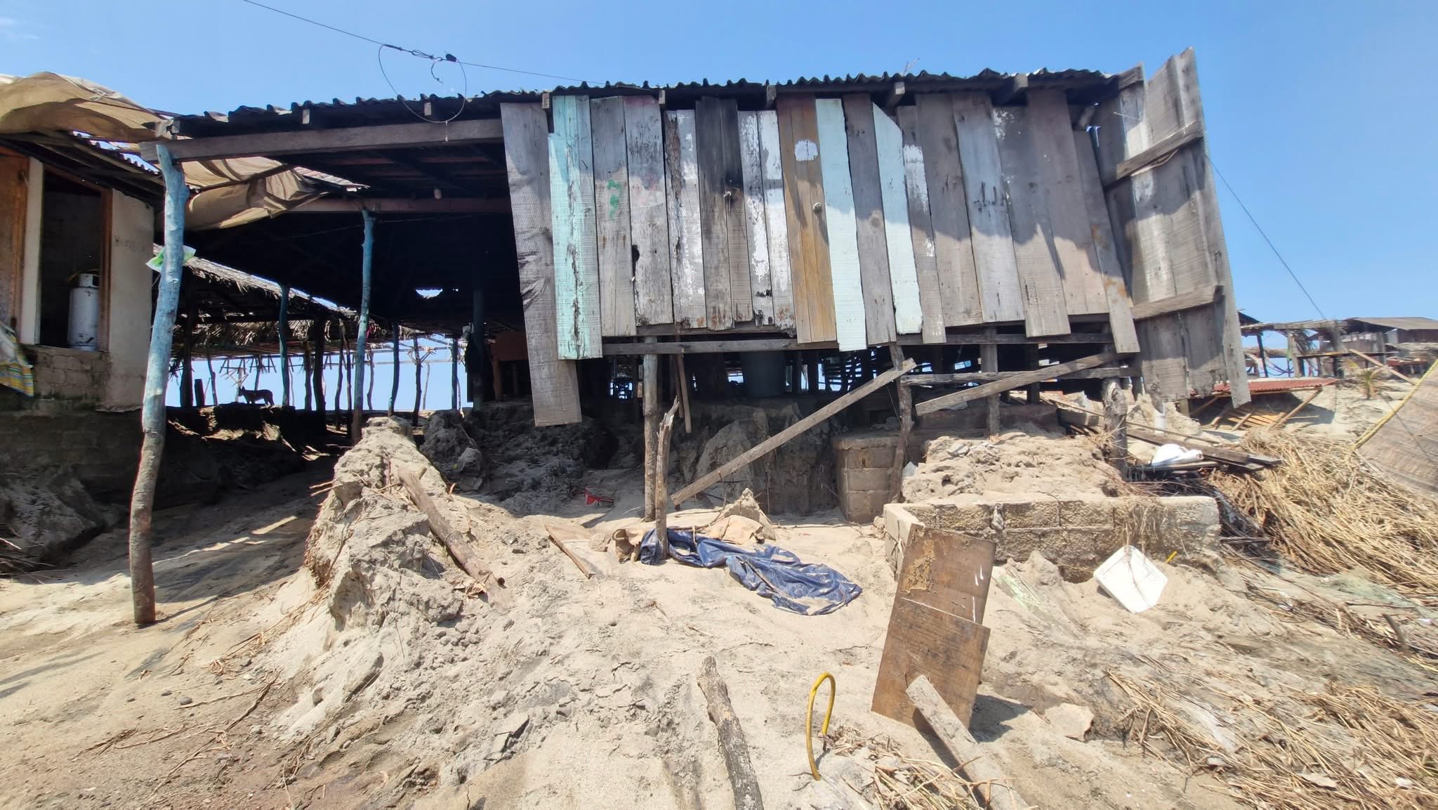 Mar de fondo provoca severos daños en restaurantes y enramadas de Boca Chica
