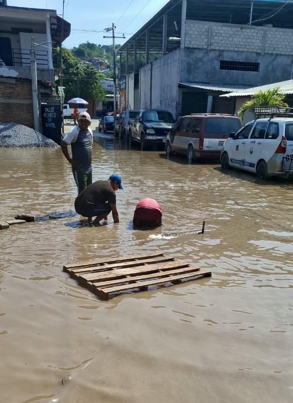 Fuga en línea de conducción deja sin agua a colonias de Coyuca de Benítez; vecinos expresan inconformidad