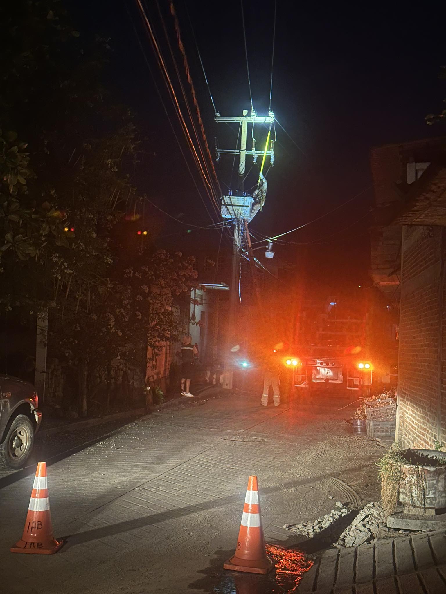 Falla en transformador deja sin energía eléctrica a familias de San Jerónimo