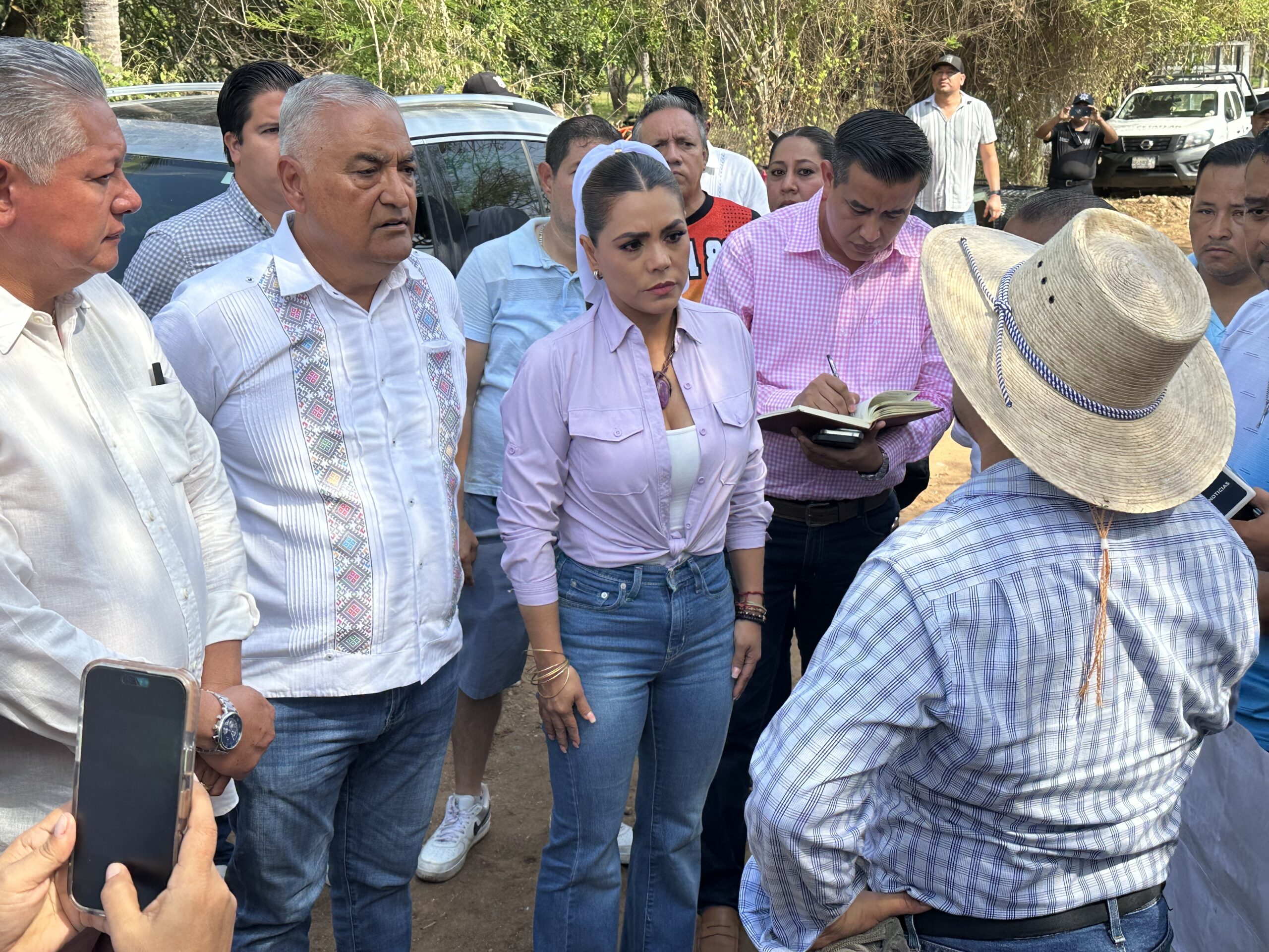 En inauguración de obra, la gobernadora atiende reclamos del magisterio de Petatlán