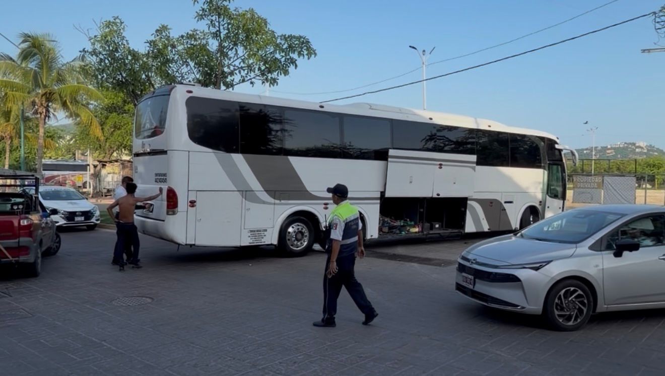 Autobús turístico colapsa vialidad en Las Salinas
