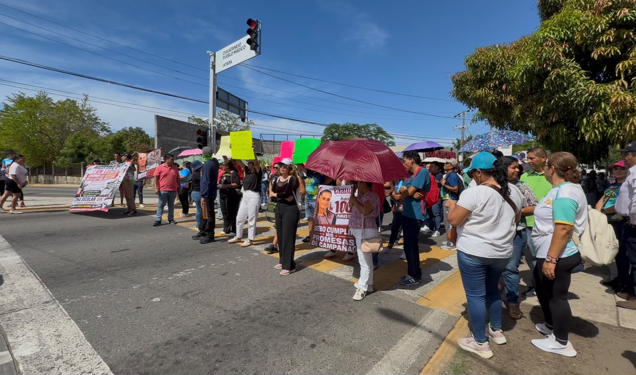 Maestros paran labores; realizan movilizaciones y boteo en Zihuatanejo