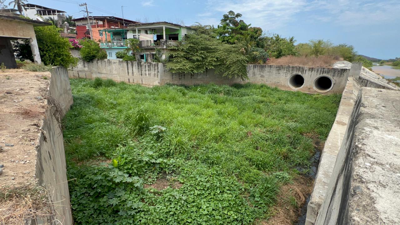 Llena de lodo y basura la desembocadura del arroyo El Mesón en Petatlán