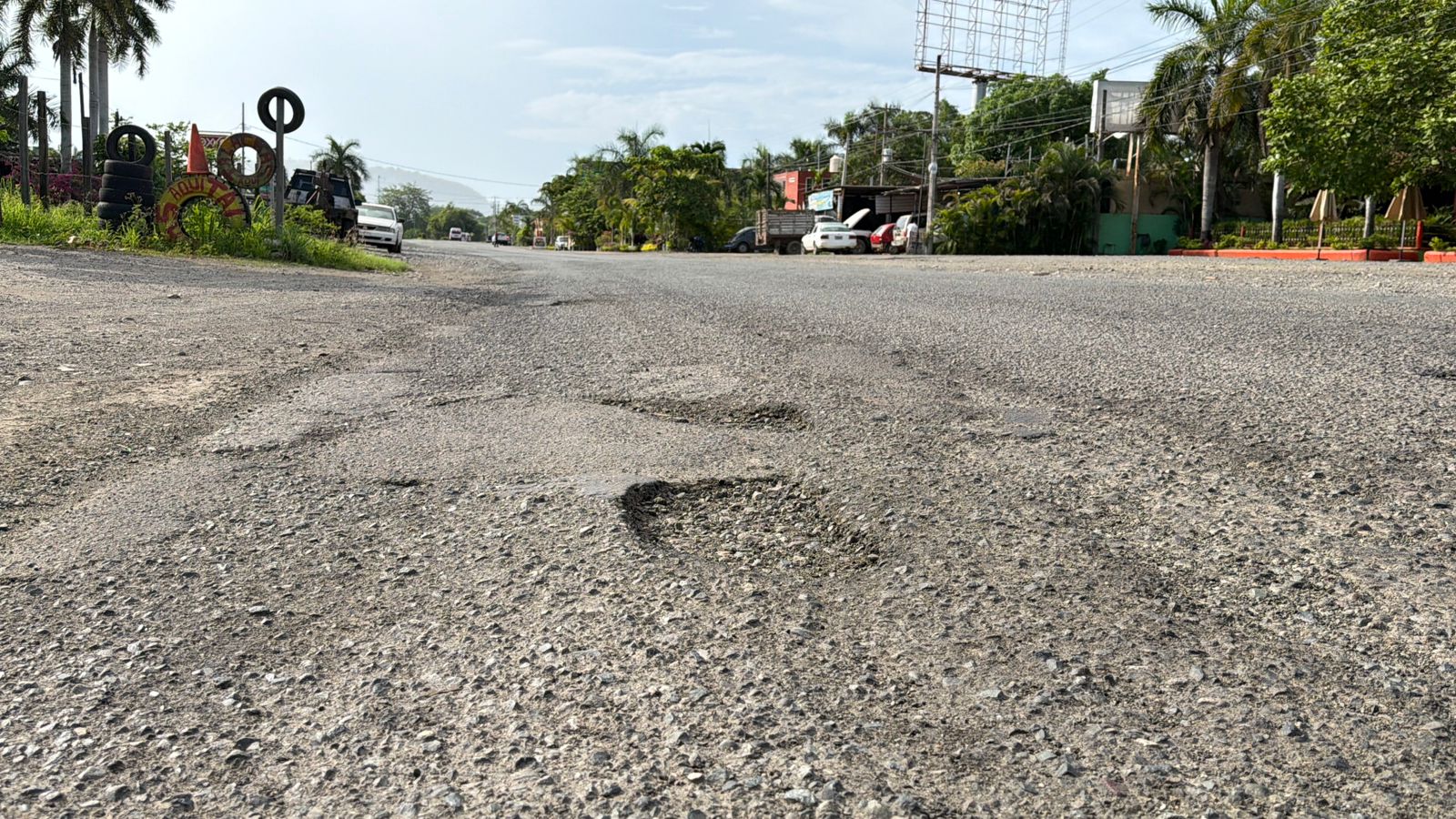 Piden reparar carretera hacia Barrio Viejo por severos baches