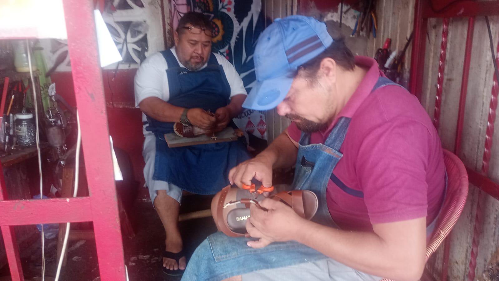 Reparadores de calzado mantienen vivo un oficio poco reconocido en Zihuatanejo