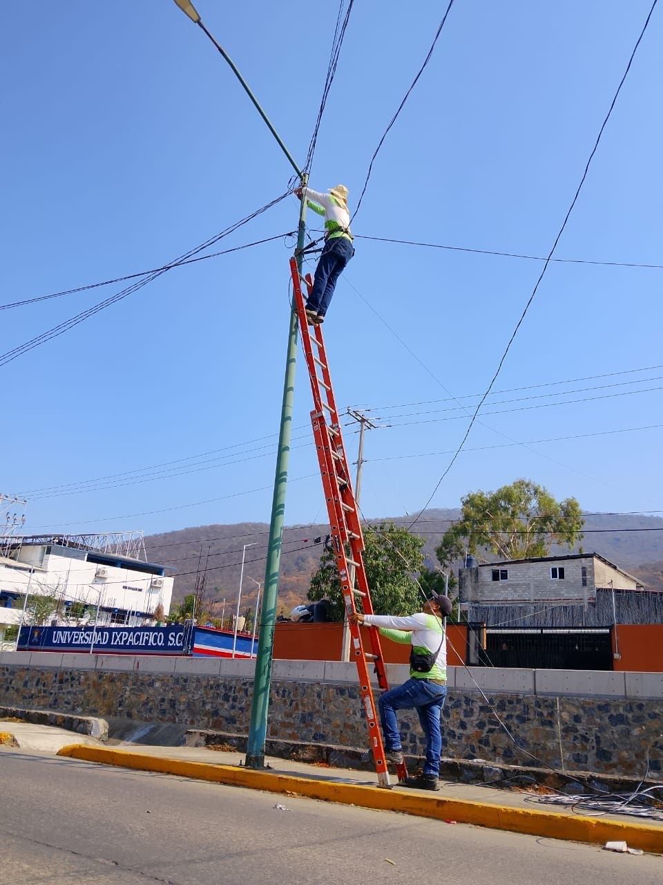 Servicios Públicos atiende la calle Mar Egeo, acceso al Hospital General