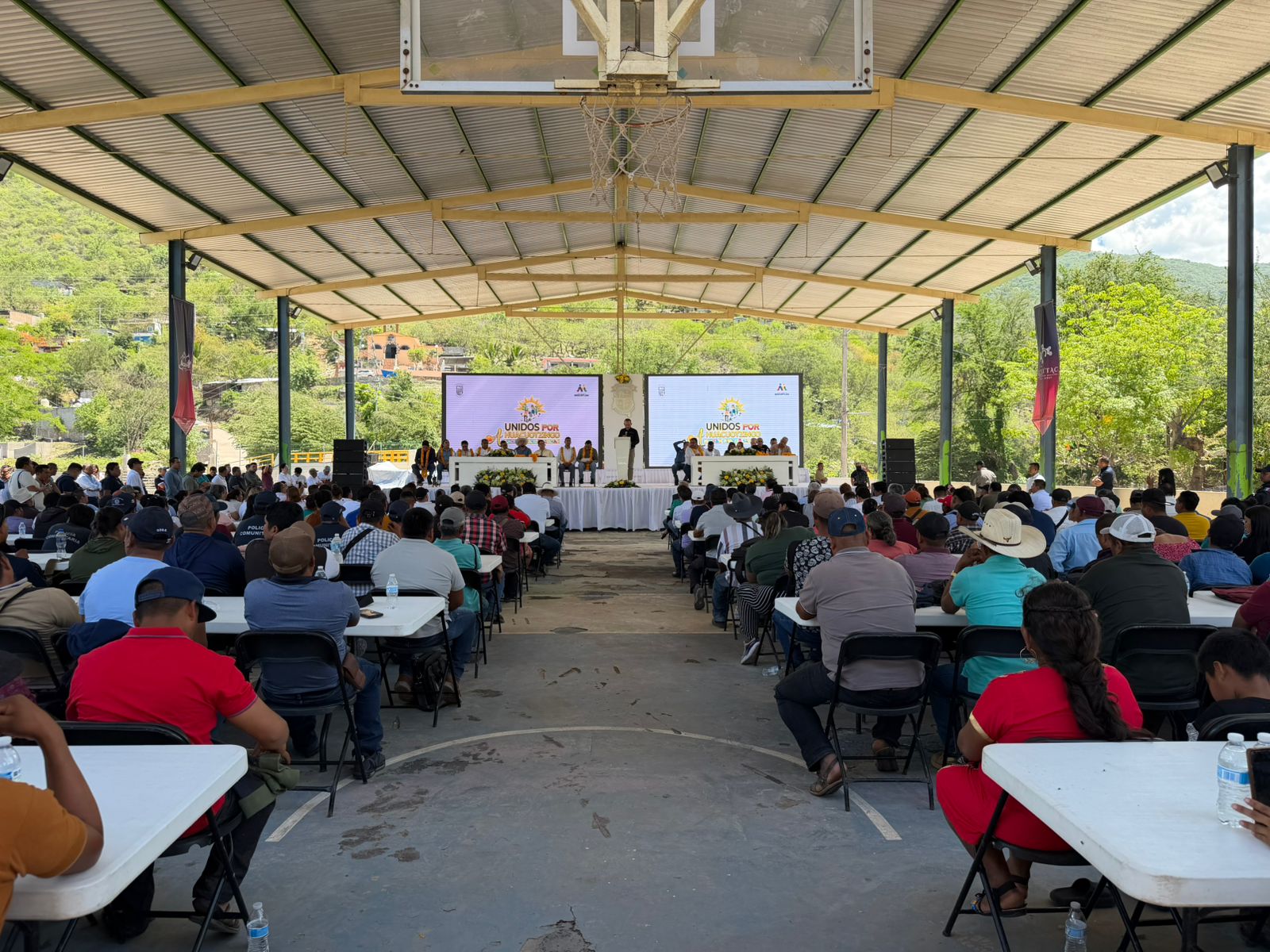Alcaldes reconocen respaldo y cercanía de la gobernadora Evelyn Salgado durante reunión regional en Mochitlán