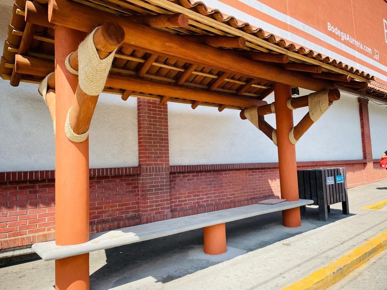 Gobierno de Zihuatanejo continúa la rehabilitación de casetas de los paraderos para el servicio público de transporte.