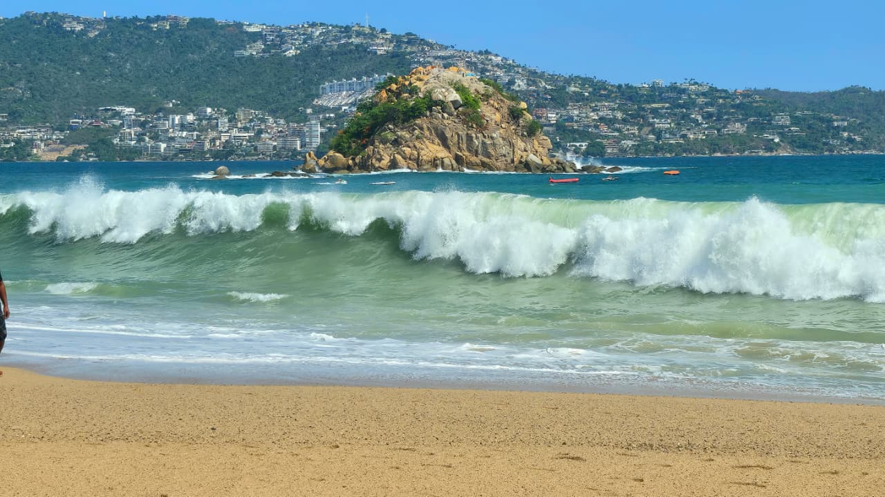 Mar de Fondo mantiene en alerta a guardavidas en playas de Acapulco