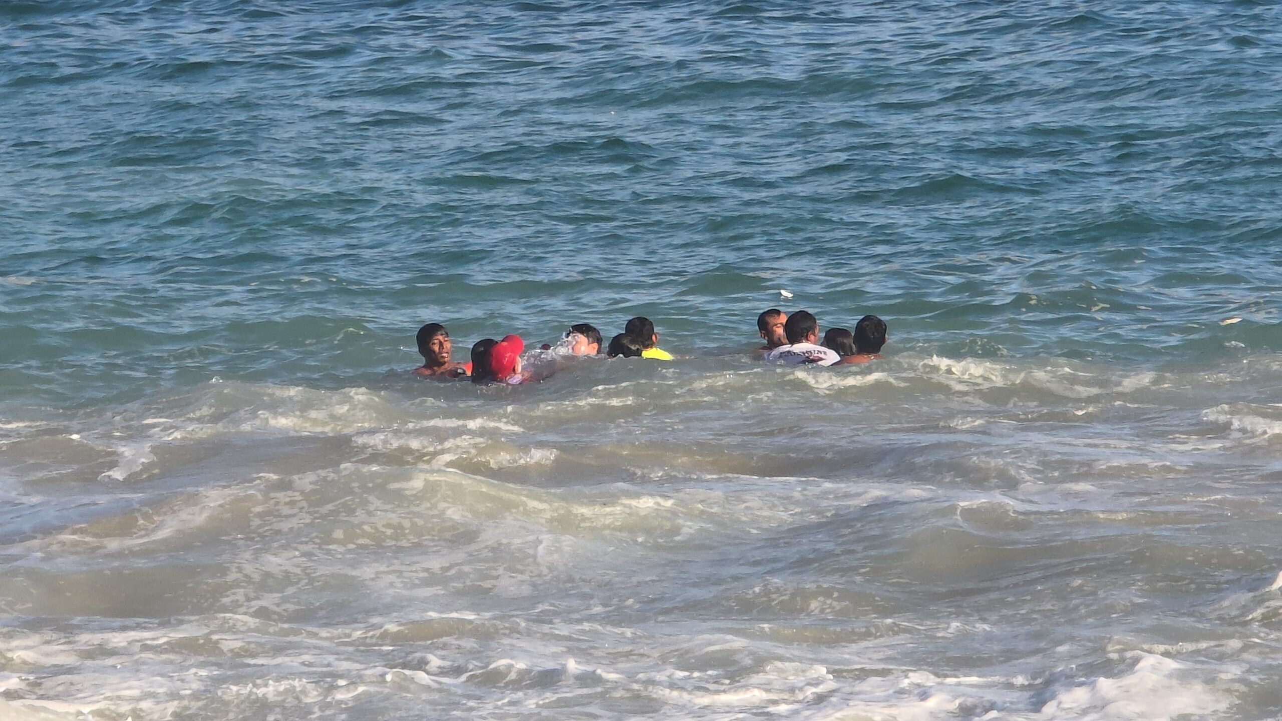 Guardavidas de la Promotora de Playas rescatan a familia que fue arrastrada por el fuerte oleaje en Playa El Morro