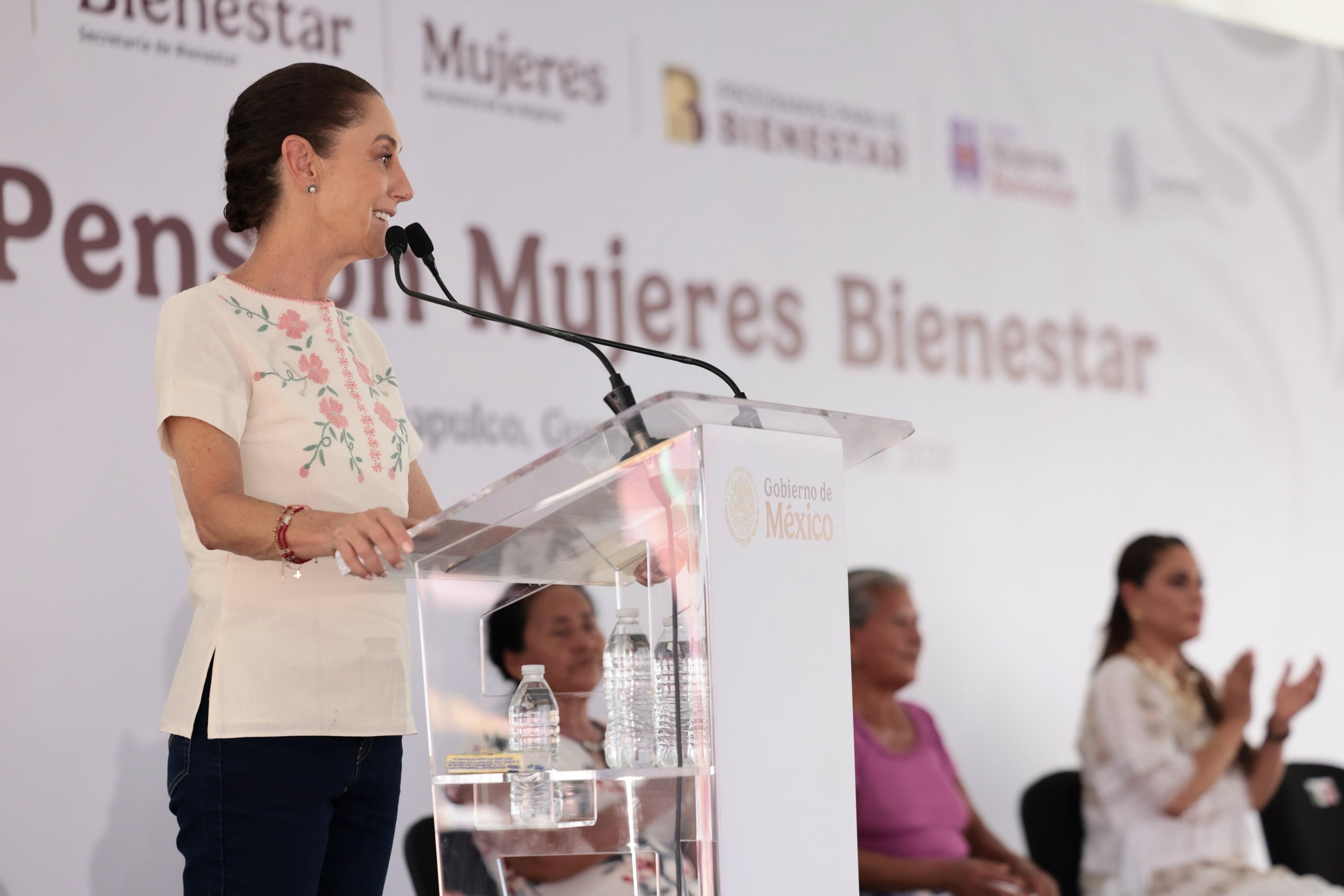 “Cuando caminamos juntas, no hay nada que nos detenga”; las mujeres somos el centro de la transformación: presidenta Claudia Sheinbaum entrega Pensión Mujeres Bienestar en Acapulco, Guerrero