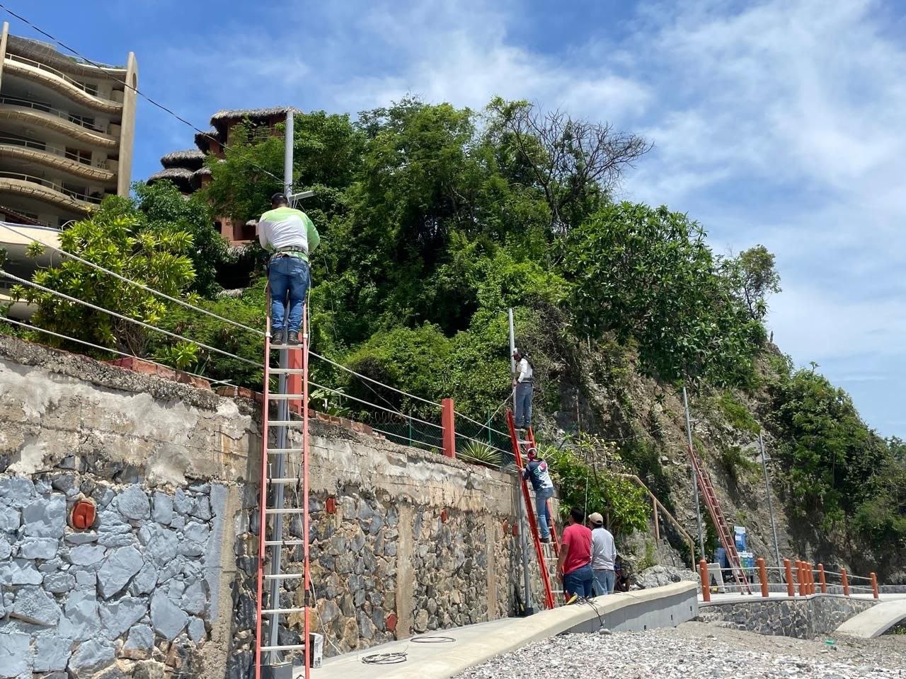 Gobierno Municipal de Zihuatanejo realiza colocación de luminarias