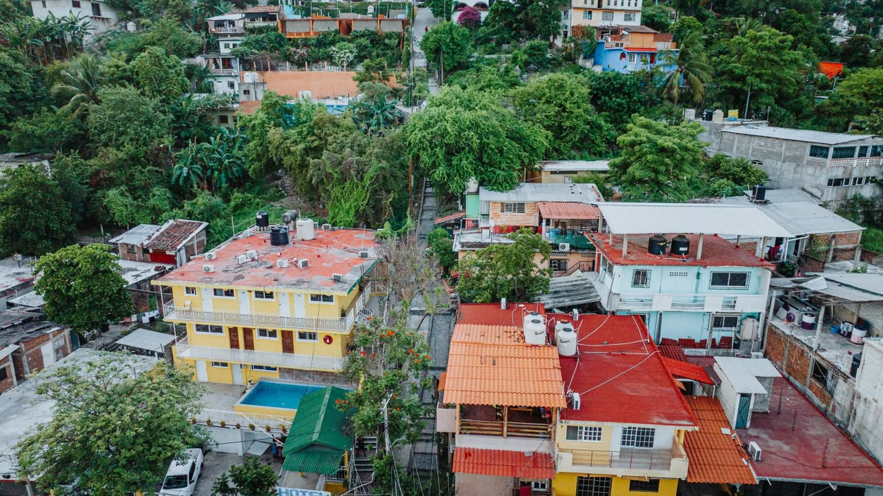 Lizette Tapia inicia obra que conectará el Cerrito de Olivares con el centro de Zihuatanejo