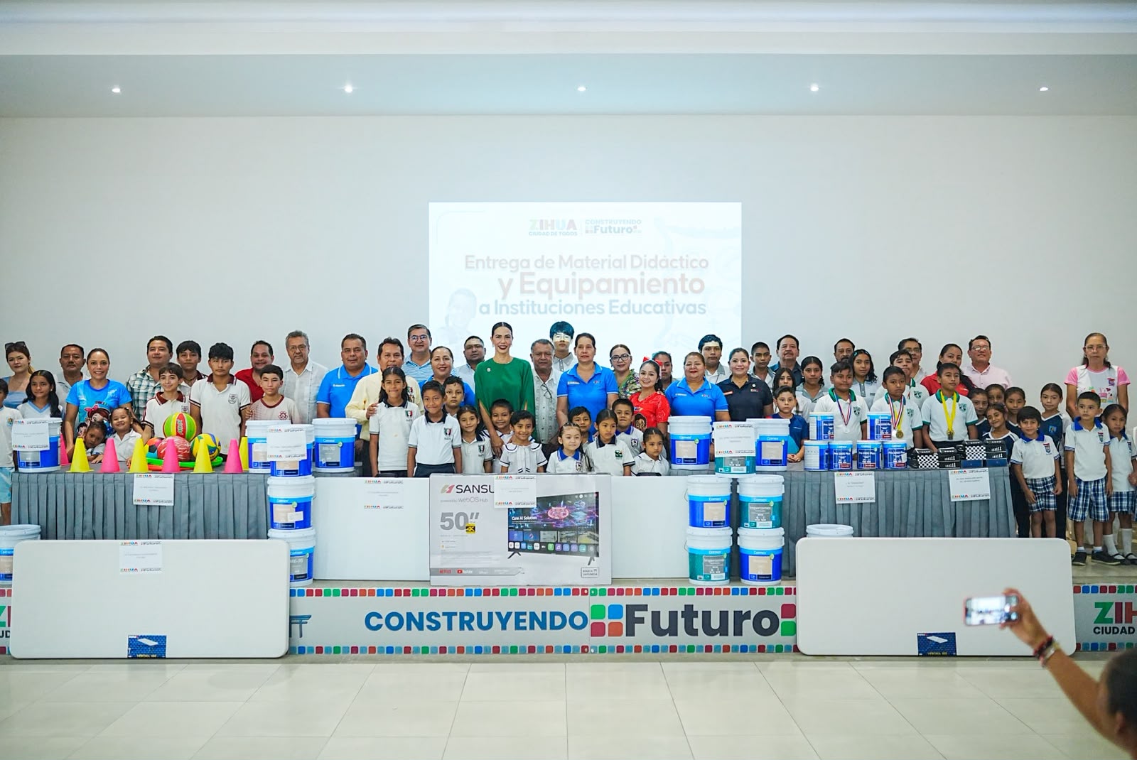 3,323 alumnos reciben material didáctico y deportivo para mejorar su aprendizaje en Zihuatanejo