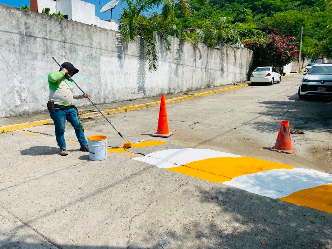 La Dirección de Mejoramiento Urbano da mantenimiento a topes en la ciudad