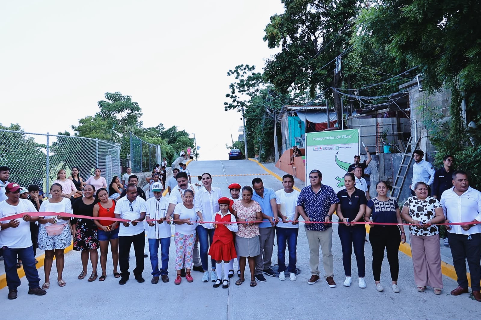 Entrega Lizette Tapia calle pavimentada y andador en la colonia Los Lirios.