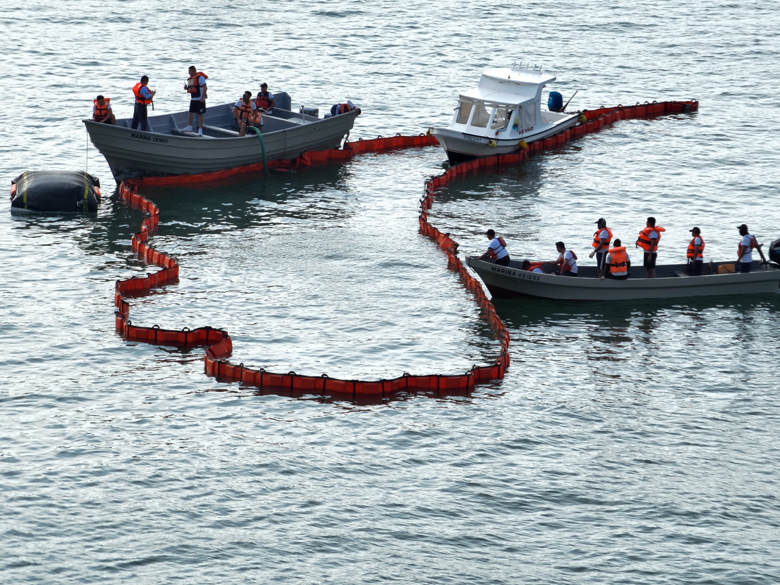 Marina realiza simulacro de derrame de hidrocarburos en Zihuatanejo
