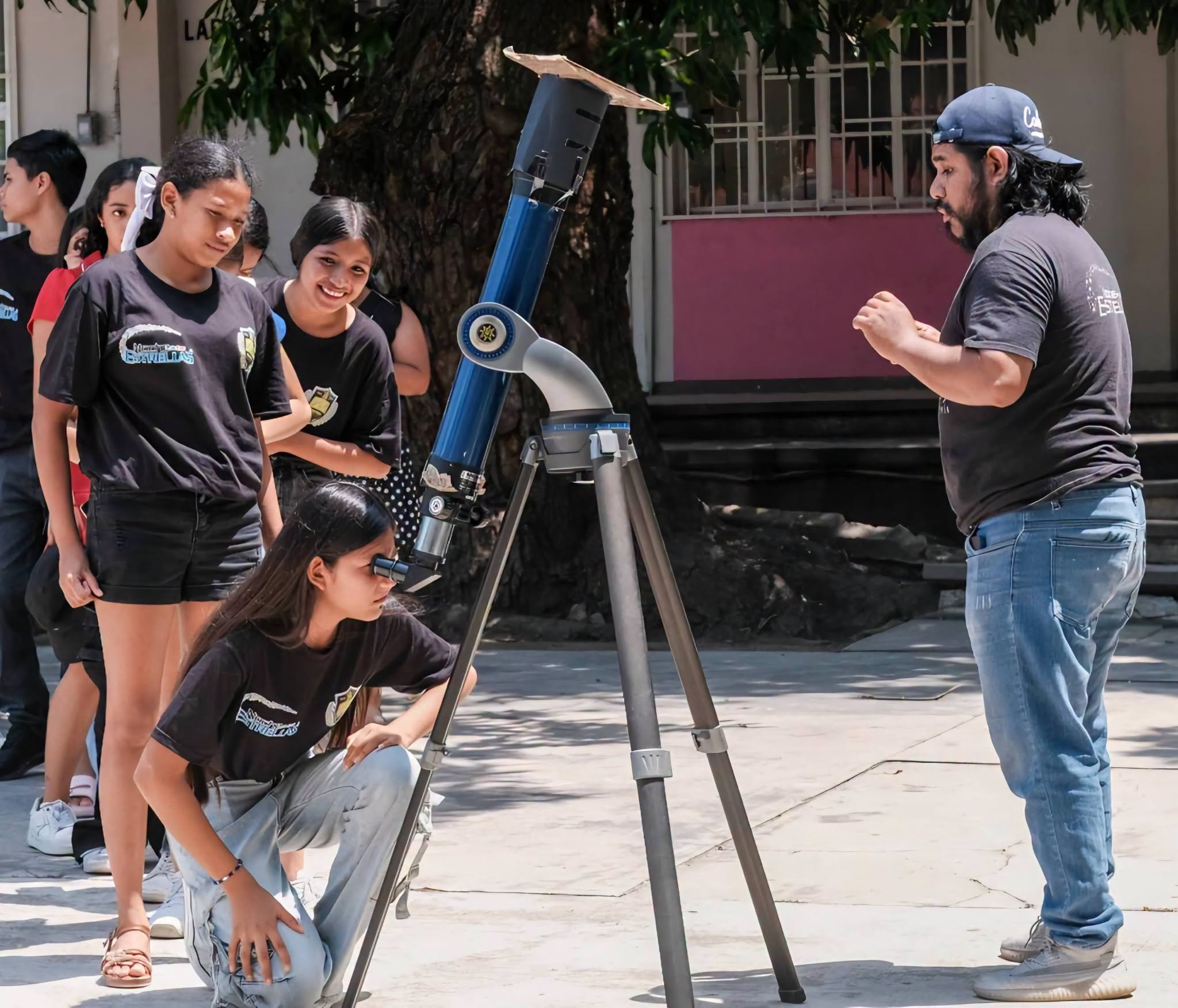 Estudiantes de secundaria participan en jornada de observación astronómica en San Jerónimo