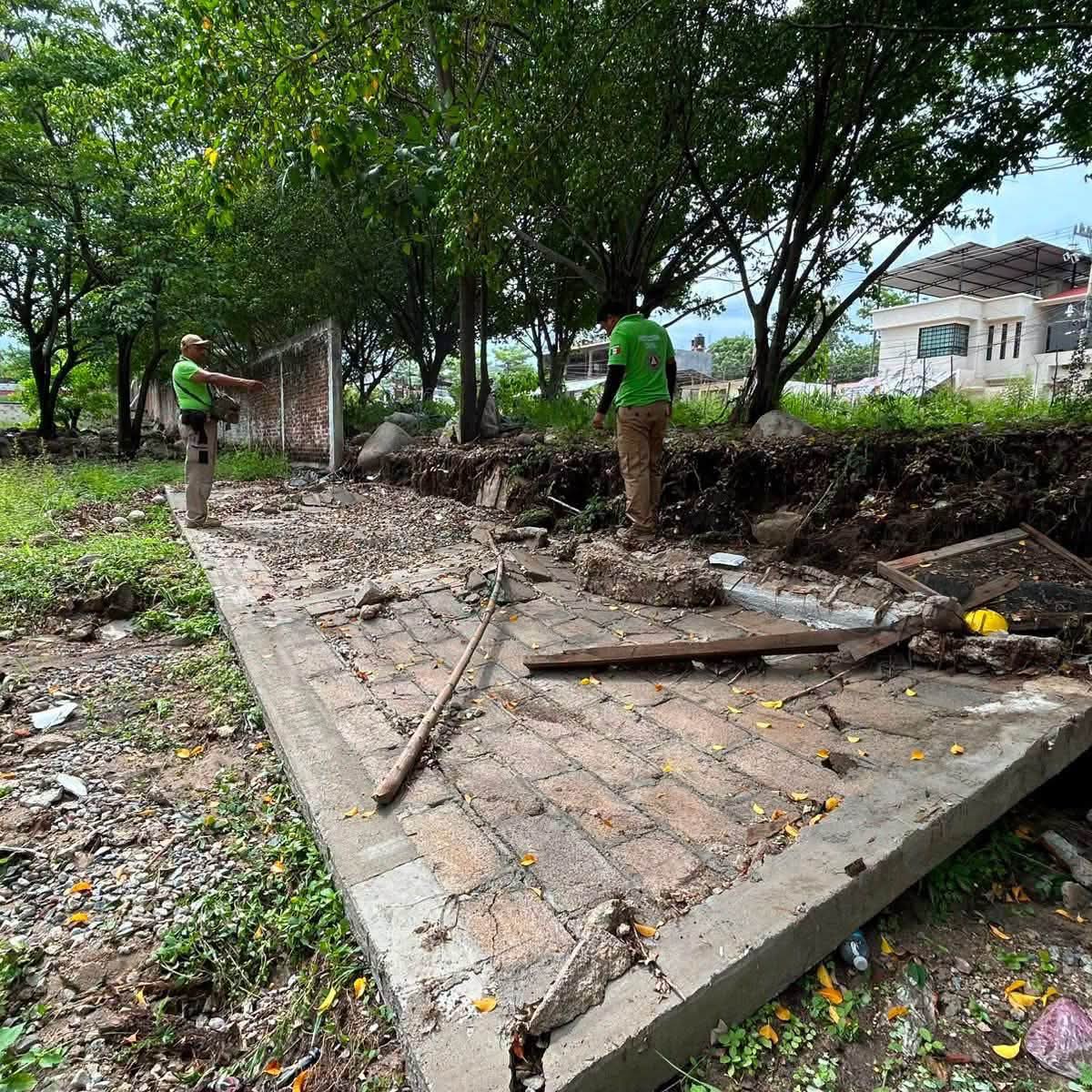 Lluvias derriban parte de la barda de una preparatoria en Tecpan