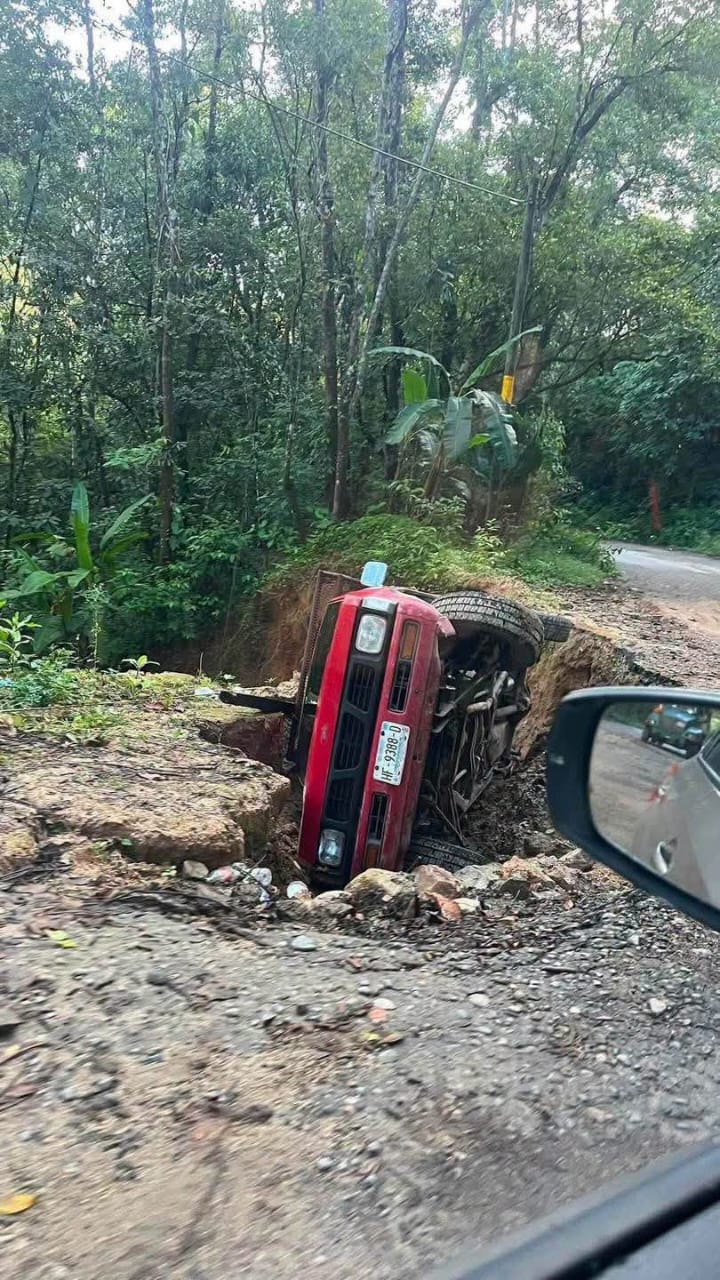 Habitantes de El Paraíso exigen rehabilitación de carretera tras volcadura en un socavón