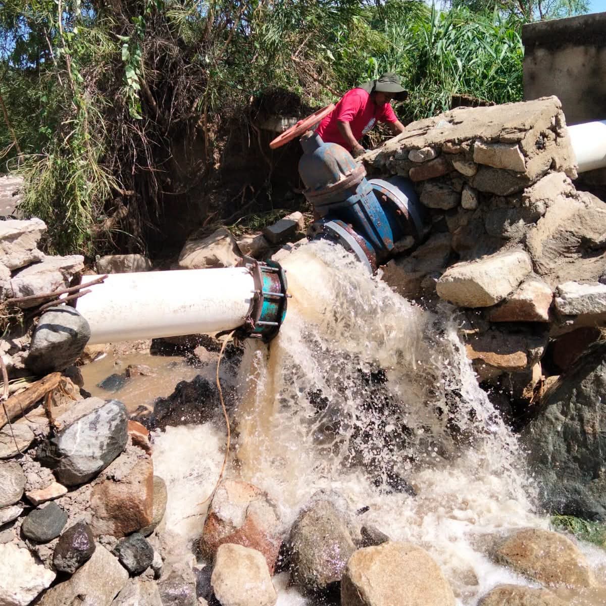 Colapso en línea de conducción deja sin agua a cientos de familias en Tecpan