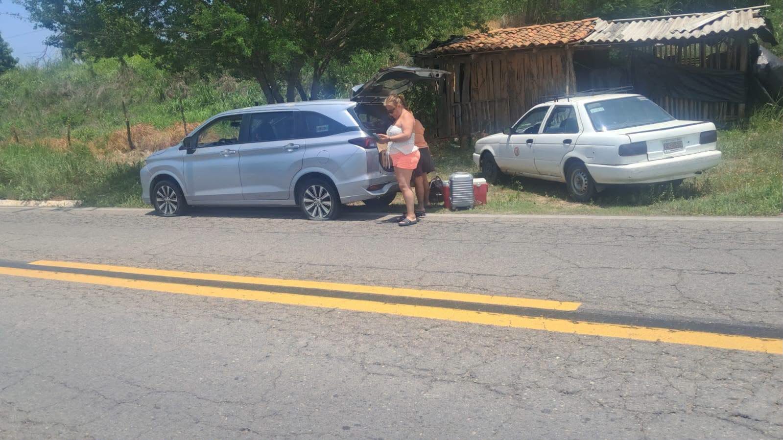 Alertan por baches en la carretera AcapulcoZihuatanejo; vehículos de turistas afectados