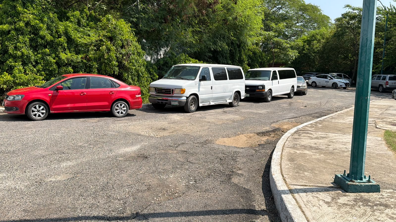 Baches en acceso a Playa Quieta, señalan turistas; hay planes de rehabilitación